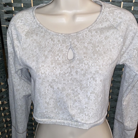 Gym Shark Knit Top with thumb holes - Picture 4 of 6